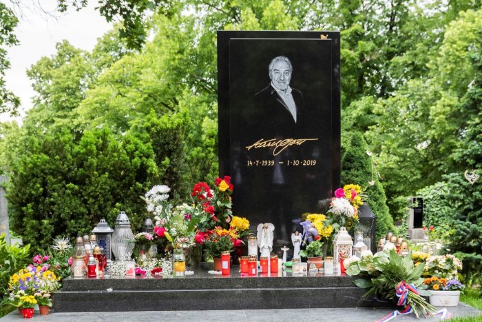 Ilustračný obrázok k článku KRUTOSŤ najväčšieho rozmeru: Vykradli hrob Karla Gotta! Zmizla aj táto VZÁCNOSŤ