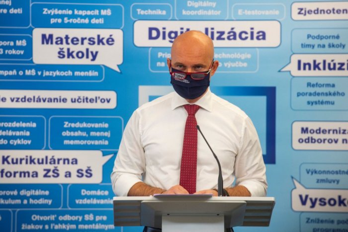 Ilustračný obrázok k článku Ministrovi Gröhlingovi sa na Považí zapáčilo: Navštívi tri púchovské školy