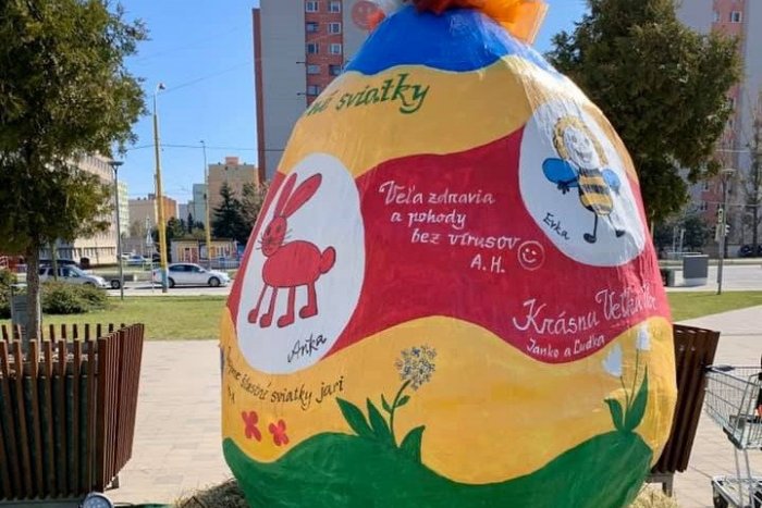 Ilustračný obrázok k článku Terasu bude skrášľovať mega kraslica. Do výzdoby sa môžu zapojiť aj obyvatelia