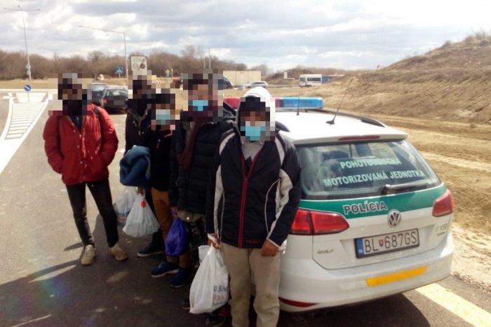 Ilustračný obrázok k článku Pri Senci zadržali migrantov. Po odhalení chceli utiecť