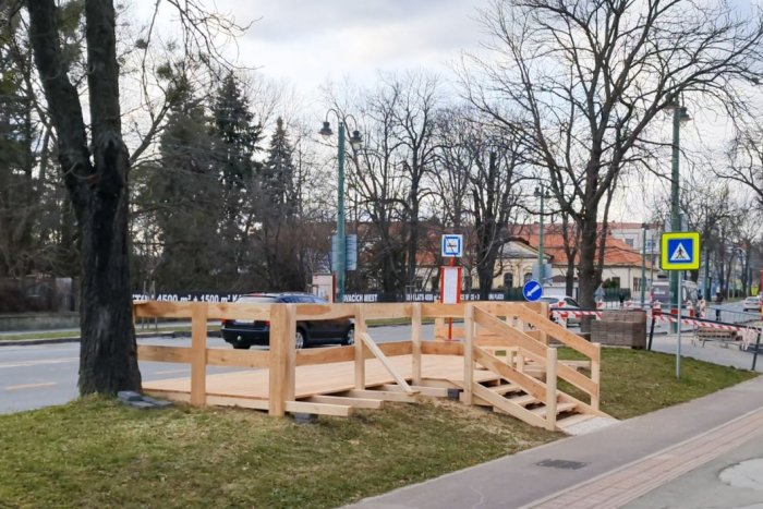 Ilustračný obrázok k článku Zastávku na Čiernom moste posunuli: Náhradou je dočasné drevené nástupisko, FOTO