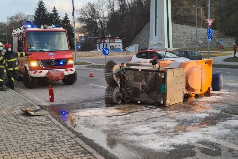 Ilustračný obrázok k článku Kuriózna nehoda v Považskej: Prevrátený zametač priamo pri policajtoch, FOTO