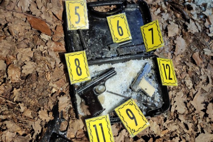 Ilustračný obrázok k článku Vo Veľkom Šariši našiel náhodný okoloidúci opustený kufrík: Nachádzali sa v ňom zbrane!