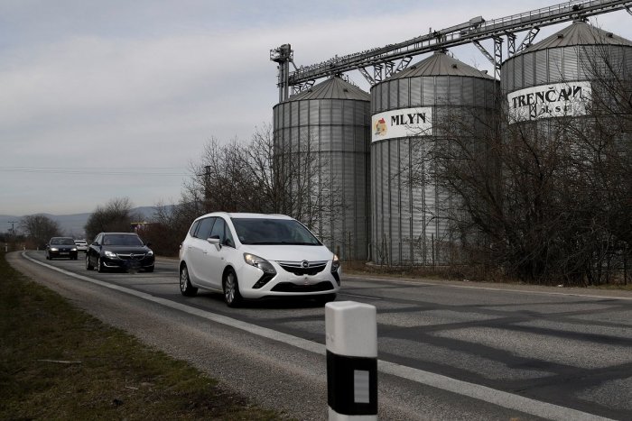 Ilustračný obrázok k článku Oprava najrozbitejšej cesty má zelenú: TERMÍN, dokedy opravia panelku pri Trenčíne