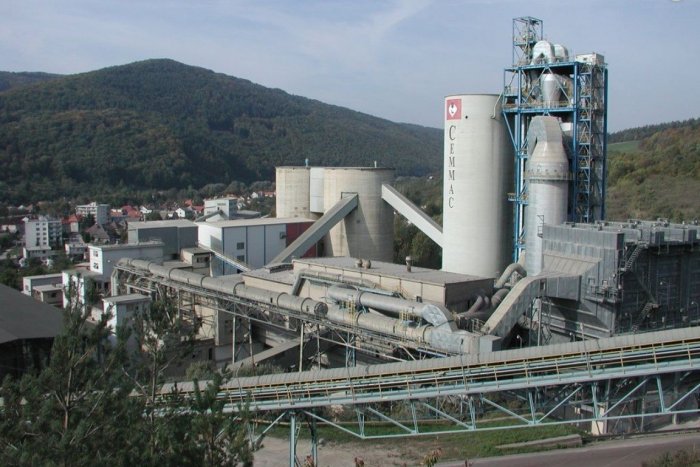 Ilustračný obrázok k článku Cementáreň v Hornom Srní zvláda pandémiu ukážkovo: Zamestnanci dostali plnú mzdu