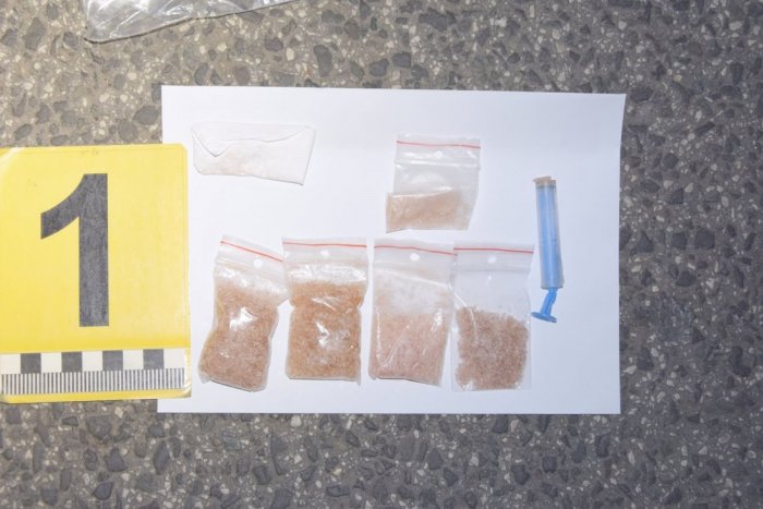 Ilustračný obrázok k článku Díler v podmienke si nedal povedať: Prichytili ho s 300 dávkami pervitínu