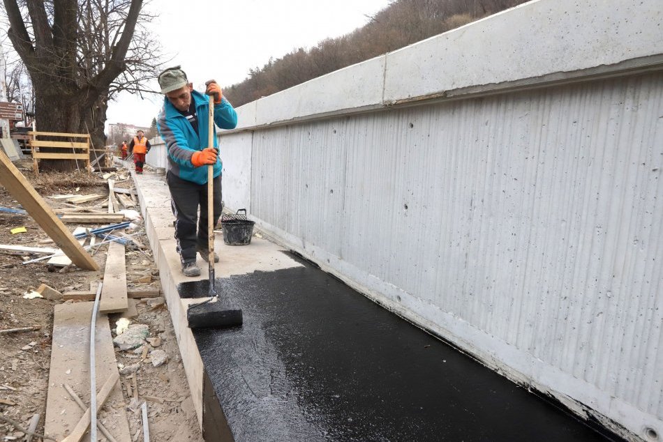 Ilustračný obrázok k článku Bystricu čaká skúška mobilného hradenia protipovodňovej ochrany: Obmedzí vodičov aj chodcov
