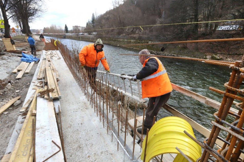 Ilustračný obrázok k článku Práce na protipovodňovej ochrane Bystrice značne pokročili: Aktuálne FOTO z miesta