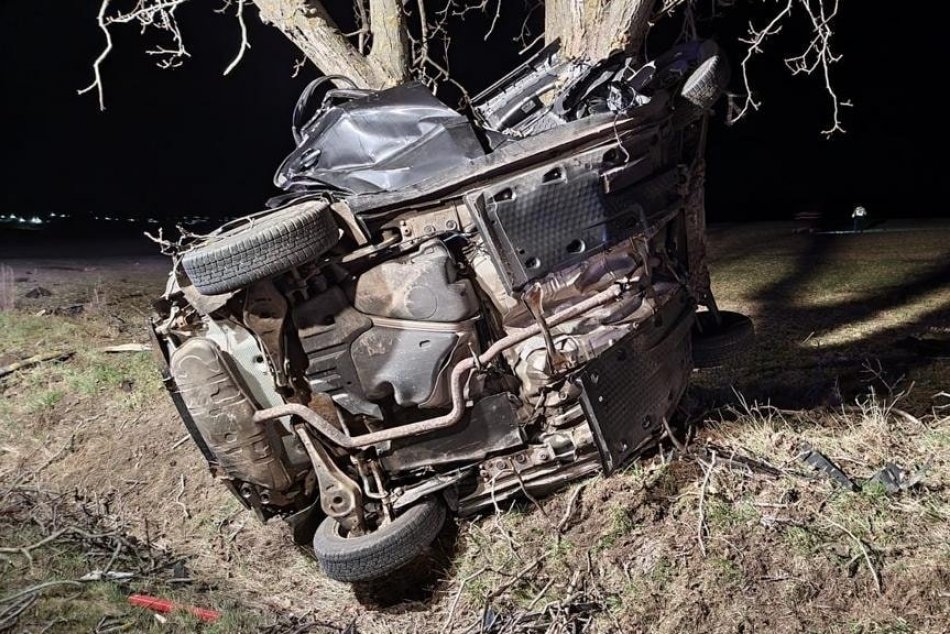 Ilustračný obrázok k článku Nočná tragédia neďaleko Nitry: Pri náraze auta do stromu vyhasol ľudský život