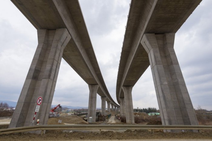 Ilustračný obrázok k článku Diaľničný úsek v OBRAZOCH: Takto postupuje výstavba súčasti D1 Prešov západ – Prešov juh