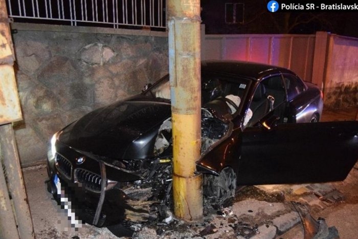 Ilustračný obrázok k článku Lampa, zábradlie aj múr rodinného domu. To všetko stihol na Kolibe zrámovať vodič tohto auta