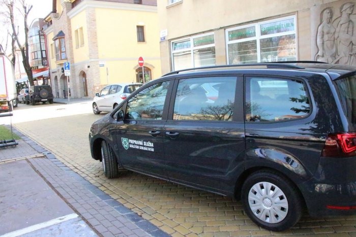 Ilustračný obrázok k článku Ako sa seniori dostanú na očkovanie? Mesto spustilo novú službu, odvezie ich tam