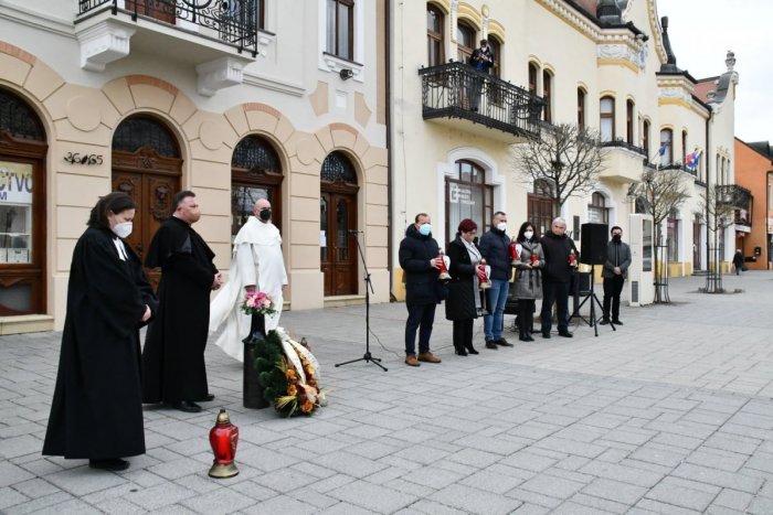 Ilustračný obrázok k článku Pietna spomienka na námestí: V Topoľčanoch si pripomenuli obete koronavírusu