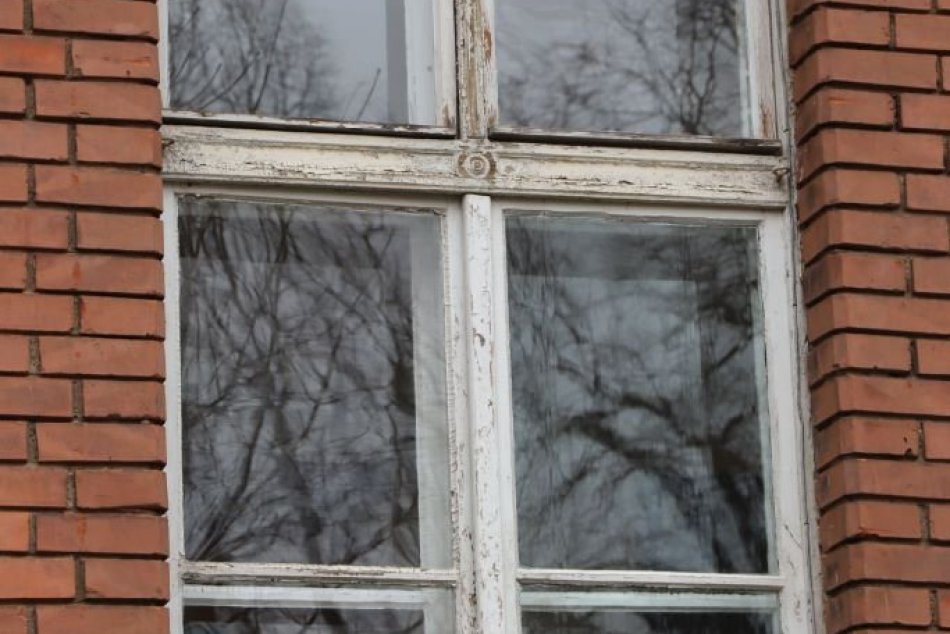 Ilustračný obrázok k článku Mladá Rómka vypadla z okna počas výsluchu: Slovensko jej musí zaplatiť 30-tisíc eur