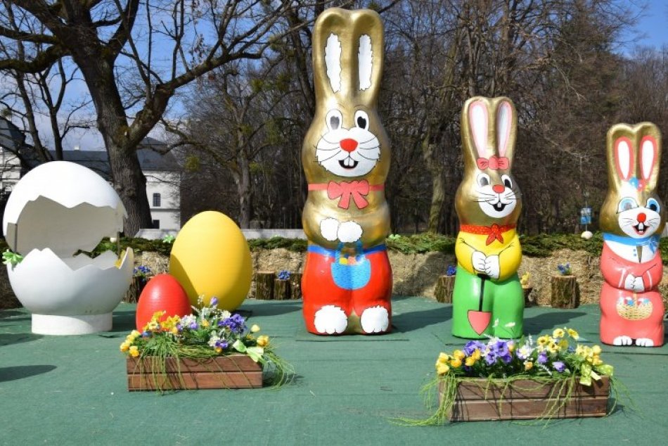 Ilustračný obrázok k článku V OBRAZOCH: Humenné zdobí 500 kraslíc aj zajačia rodinka. Pozrite si tú nádheru