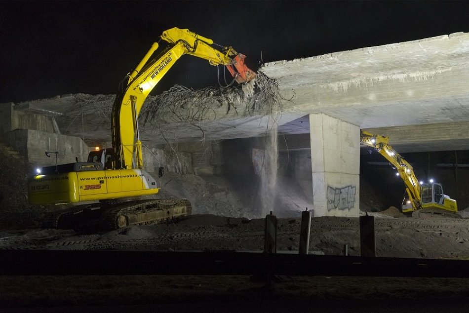 Ilustračný obrázok k článku Búracie práce na moste Podbanské sa začali: Na miesto dorazili ťažké stroje, VIDEO