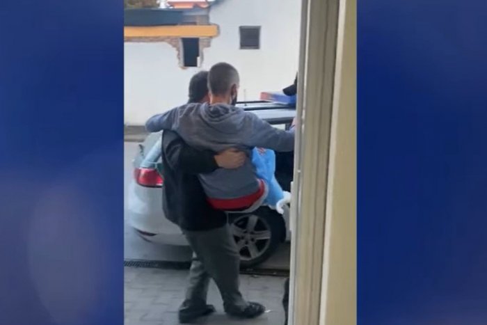 Ilustračný obrázok k článku Kuriózny zásah v Bratislave: Zlodej vyskočil z okna, policajt ho musel niesť na rukách