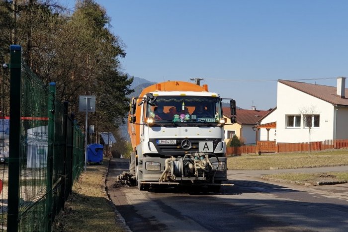 Ilustračný obrázok k článku Zima im dala zabrať: Liptovské mestá spustili čistenie ulíc po zimnej údržbe