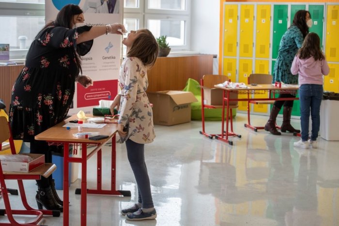 Ilustračný obrázok k článku Využívajú aj kloktanie: Na Slovensku takto otestovali vyše 28-tisíc žiakov