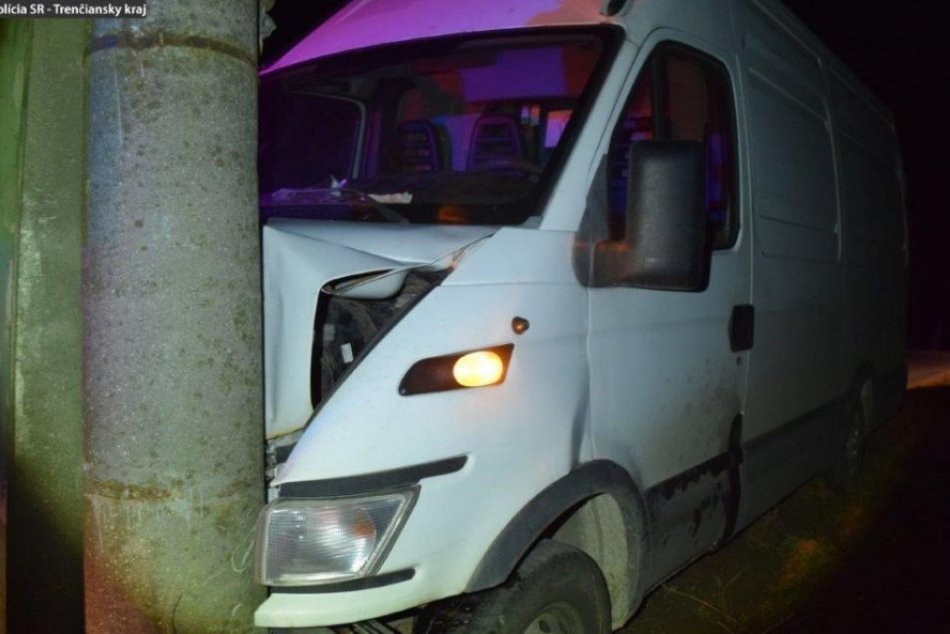 Ilustračný obrázok k článku Dodávka skončila v stĺpe: Vodič s viac ako 2 promile môže ísť za mreže, FOTO