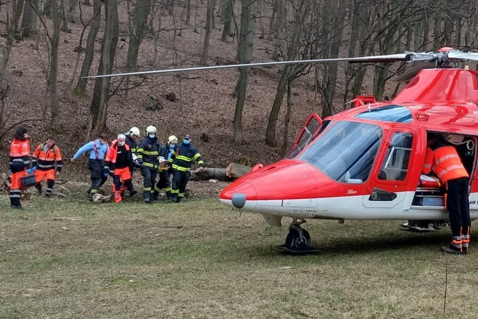 Ilustračný obrázok k článku Prevrátené auto: Ženu po nehode transportovali do nemocnice v Trenčíne, FOTO