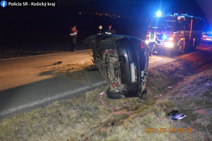 Ilustračný obrázok k článku Nehoda pri Pači očami policajtov: 23-ročný vodič spravil s autom nevídané saltá! FOTO