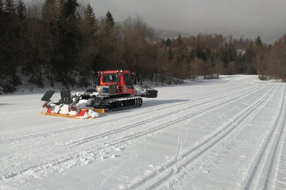 Ilustračný obrázok k článku Zaujímavosti o bežkárskej sezóne v Kremnických vrchoch: Tipnete si, koľko najazdil ratrak?