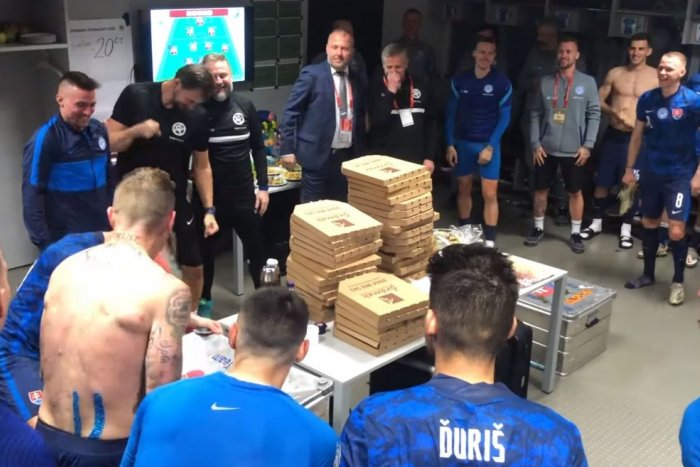 Ilustračný obrázok k článku Po senzačnom triumfe Slovákov vypukla v šatni eufória: Ako to tam VYZERALO? VIDEO