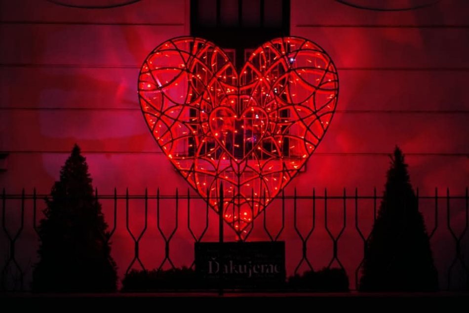 Ilustračný obrázok k článku V Bratislave a okolí sa rozsvecujú Srdcia vďaky. Komu je určené toto milé gesto?