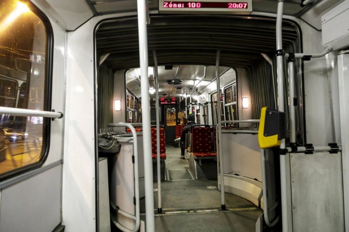 Ilustračný obrázok k článku Cestujúci sa sťažujú na staré trolejbusy bez kamier. Cítime sa ohrození, odkazujú + VIDEO