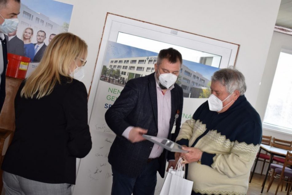 Ilustračný obrázok k článku Nové tradície v michalovskej nemocnici: Oslavovali aj najdlhšie slúžiaci lekári