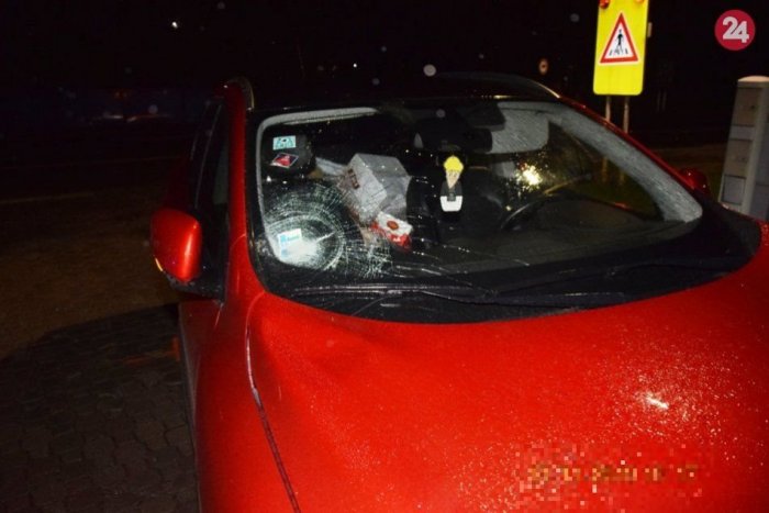 Ilustračný obrázok k článku Mladík v Bystrici vbehol na cestu: Po zrážke s autom skončil v nemocnici