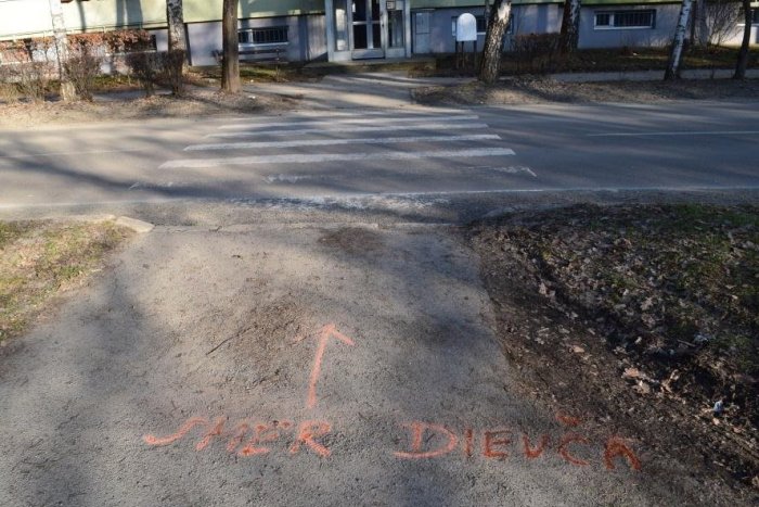 Ilustračný obrázok k článku Nehoda na Sídlisku III: Na priechode pre chodcov zrazilo auto dievčatko na kolobežke