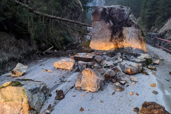 Ilustračný obrázok k článku Známy úsek zavalil OBROVSKÝ balvan: Cesta do Vrátnej doliny je už sprejazdnená, FOTO