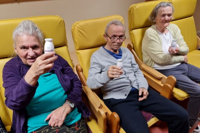 Ilustračný obrázok k článku Viac ako 107 000 fľaštičiek Actimelu  si rozdelia domovy sociálnych služieb po celom Slovensku