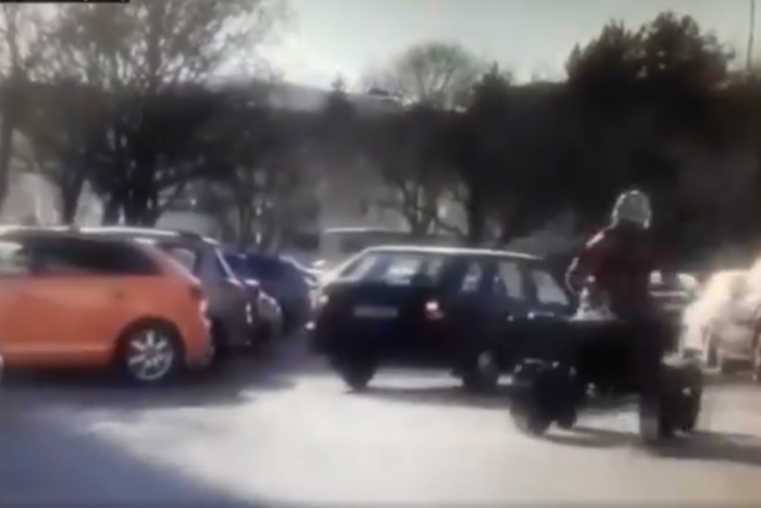 Ilustračný obrázok k článku Šialená Tomášova jazda na štvorkolke po Dúbravke: Z cesty mu uskakovali ženy a deti!