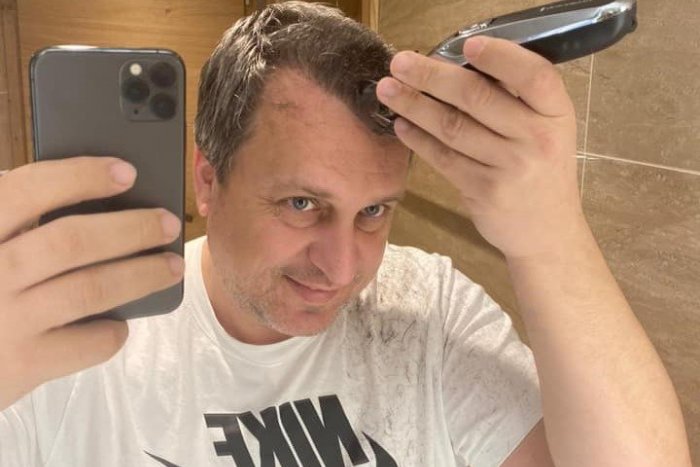 Ilustračný obrázok k článku Danko to zobral doma do vlastných rúk: NEVERILI by ste, čo robí rád v holičstve!