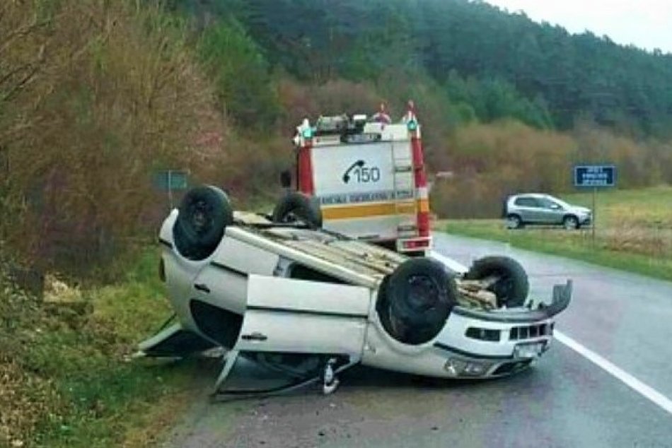 Ilustračný obrázok k článku Auto skončilo na streche: Nehoda blízko Považskej Bystrice na FOTKÁCH