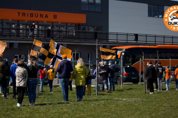 Ilustračný obrázok k článku VIDEO: Fanúšikovia vo vytržení pri veľkom okruhu mestom