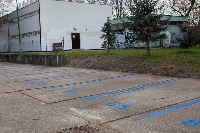 Ilustračný obrázok k článku Petržalka sprístupnila parkovisko pre 108 áut: Stáť tu môžete zatiaľ zadarmo