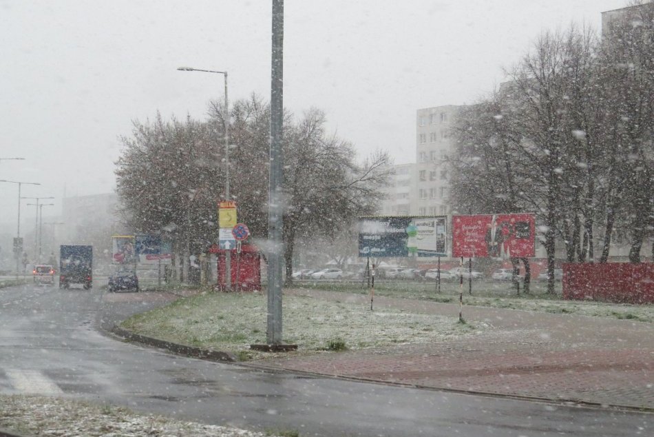 Ilustračný obrázok k článku Bláznivý apríl: Vietor, poľadovica a sneh na michalovských cestách, FOTO