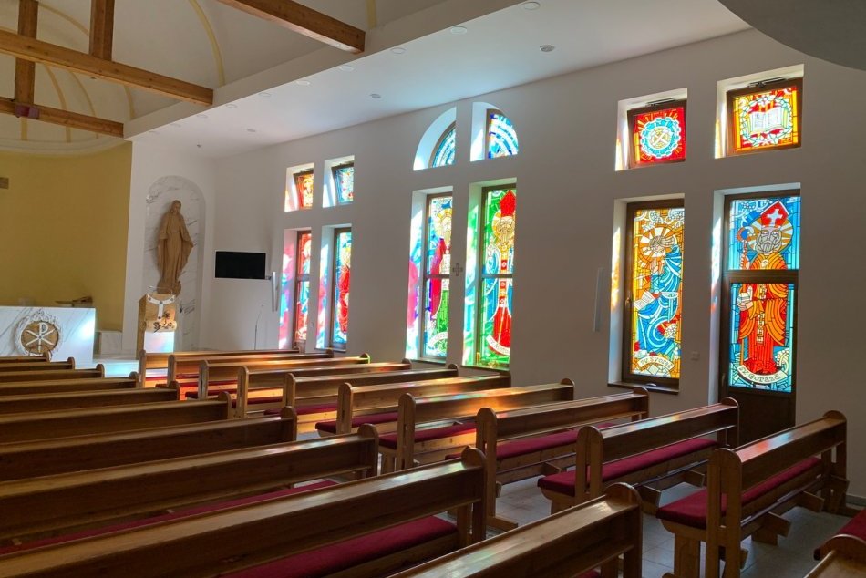 Ilustračný obrázok k článku Kňazský seminár s novinkou: Okná jeho kaplnky zdobia nové vitráže, FOTO