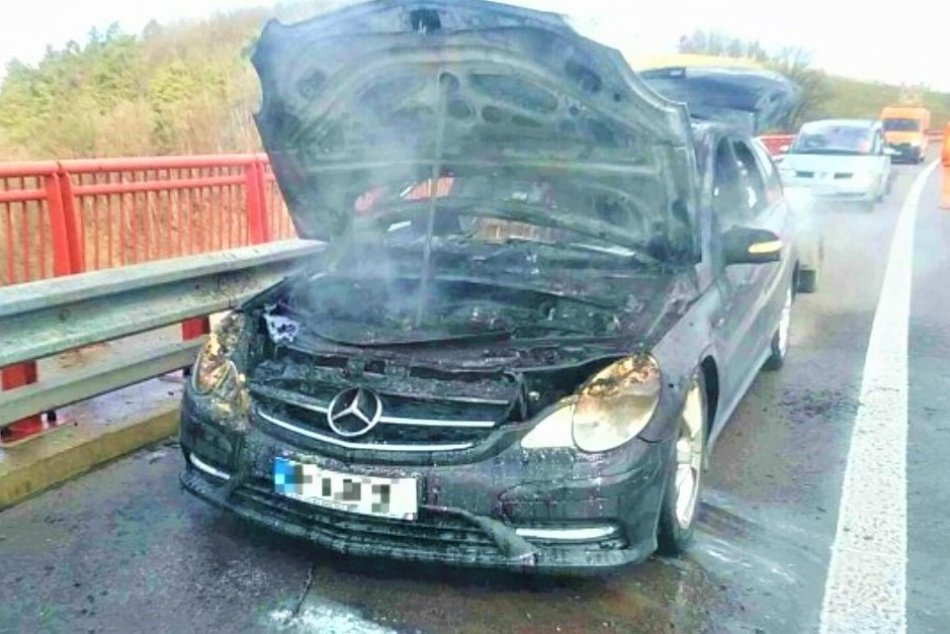 Ilustračný obrázok k článku Mercedes v plameňoch: Považskobystrickí hasiči o príčine požiaru, FOTO