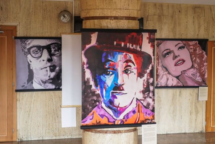 Ilustračný obrázok k článku Elvis, Chaplin aj Věra Bílá majú čosi spoločné: Prezradí to novinka prešovskej župy, FOTO