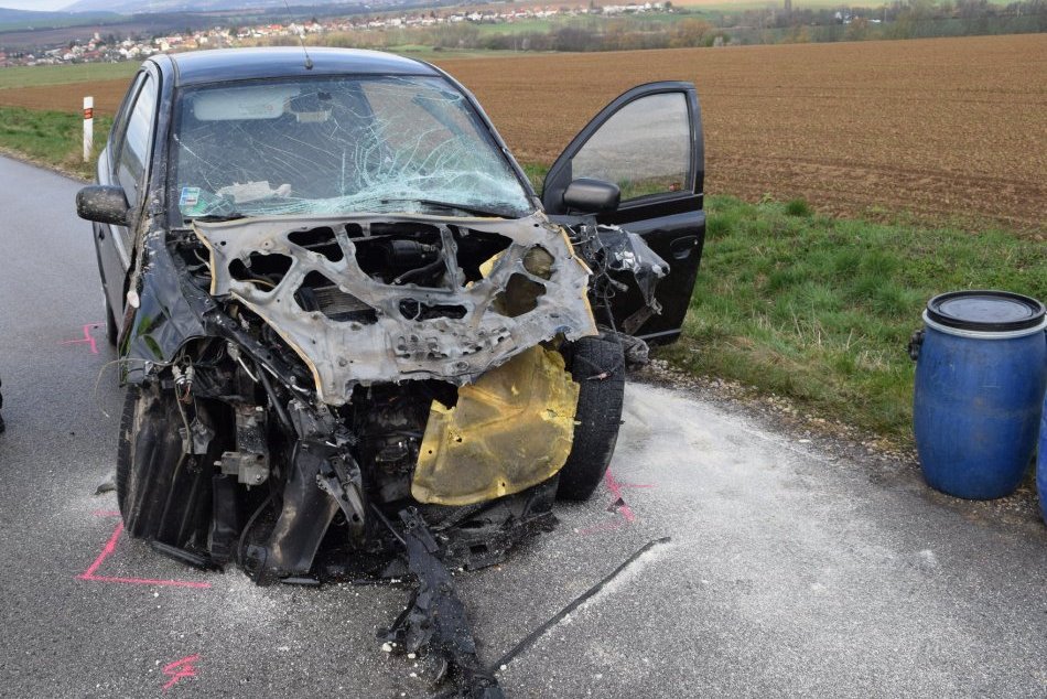 Ilustračný obrázok k článku Čelná zrážka neďaleko Zlatých Moraviec: Zranených previezli do nemocníc, FOTO