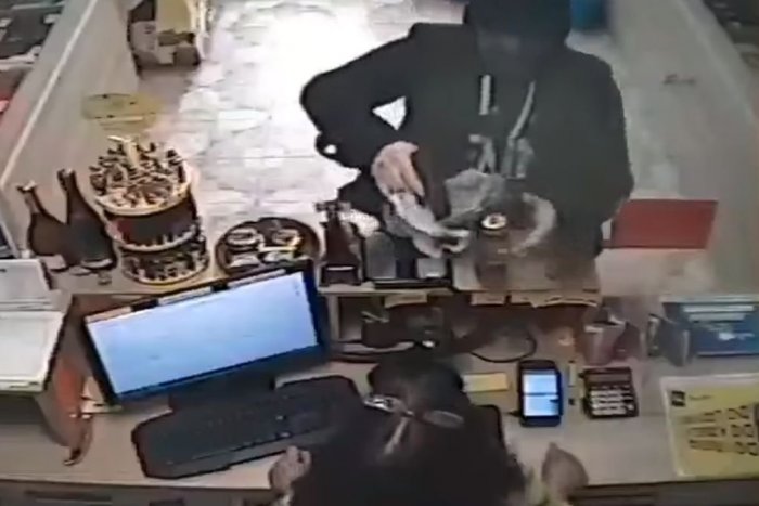 Ilustračný obrázok k článku Dramatické chvíle v košickej predajni: Zákazník na predavačku namieril zbraň, VIDEO