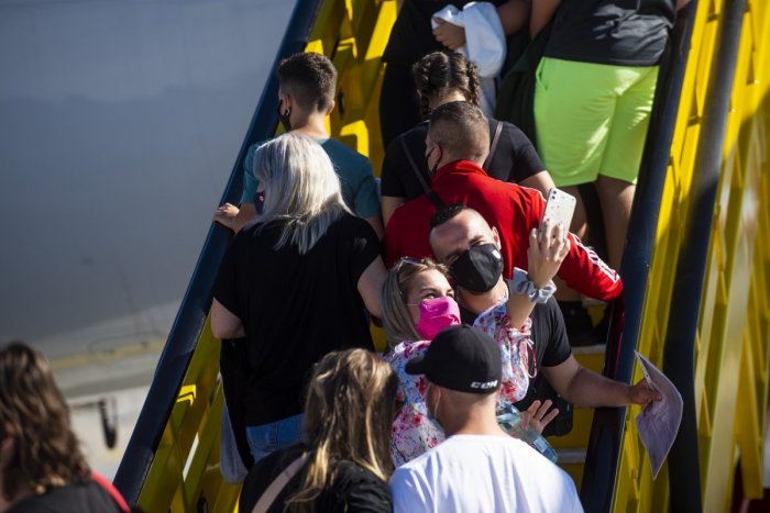 Ilustračný obrázok k článku Odvážny experiment: Turisti odleteli na pandemickú dovolenku do exotiky. Čo ich čaká?