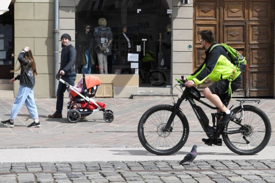 Ilustračný obrázok k článku Vedeli by ste sa na mesiac vzdať auta? Tak spojte sily s kolegami a vyrazte Do práce na bicykli