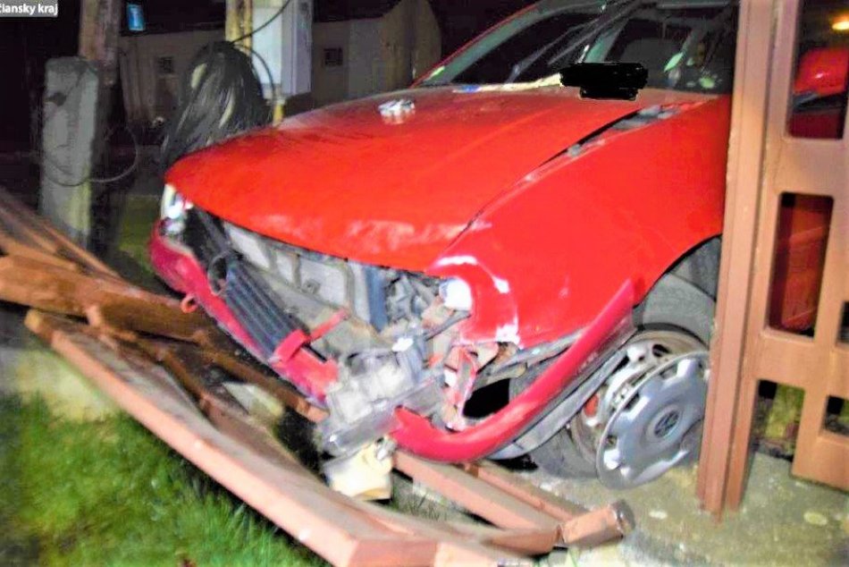 Ilustračný obrázok k článku Podgurážený mladík skončil s autom na cintoríne, FOTO