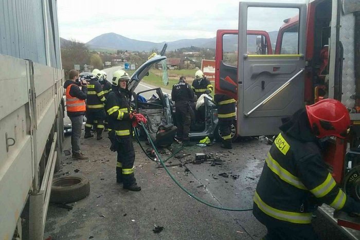 Ilustračný obrázok k článku Zrážka dvoch áut s kamiónom pri Rožňave: Hasiči hlásia zranených! FOTO